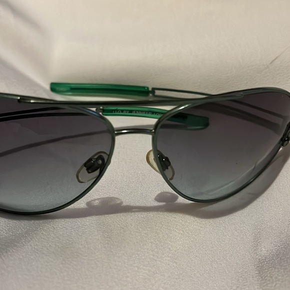 Jennifer Lopez Green and Black Aviator Sunglasses with Gradient Lenses main image 11